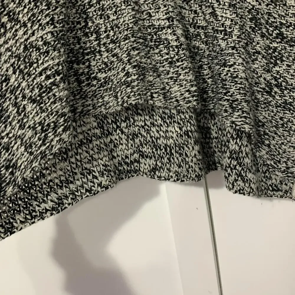 NWT Razzle Dazzle Woman's Sweater Boxy Fit Side Buttons Hooded Small‎